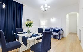Trevi Fountain Modern Apartment